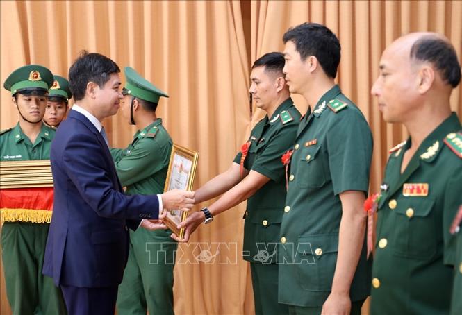 Ông Tạ Anh Tuấn, Phó Bí thư Tỉnh ủy, Chủ tịch UBND tỉnh Phú Yên tặng Bằng khen cho các cá nhân xuất sắc. Ảnh: Xuân Triệu - TTXVN
