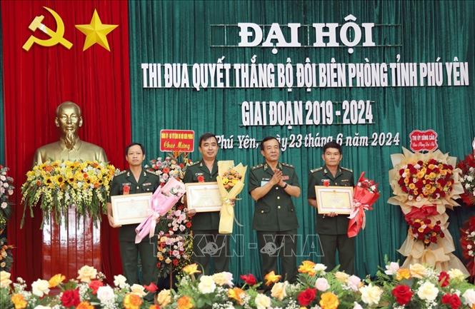 Trung tướng Lê Đức Thái, Ủy viên Trung ương Đảng, Ủy viên Quân ủy Trung ương, Tư lệnh Bộ đội Biên phòng (thứ 4 từ trái sang) tặng Bằng khen cho các tập thể, cá nhân xuất sắc. Ảnh: Xuân Triệu - TTXVN