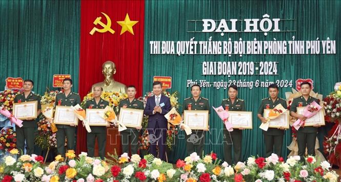 Ông Tạ Anh Tuấn, Phó Bí thư Tỉnh ủy, Chủ tịch UBND tỉnh Phú Yên tặng Bằng khen cho các cá nhân xuất sắc. Ảnh: Xuân Triệu - TTXVN