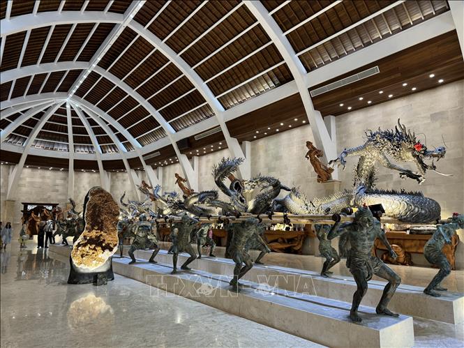 Khối tượng 9 rồng đúc từ 720kg bạc nguyên chất được công nhận là bức tượng rồng bằng bạc nặng nhất thế giới. Ảnh: Đỗ Quyên-PV TTXVN tại Indonesia