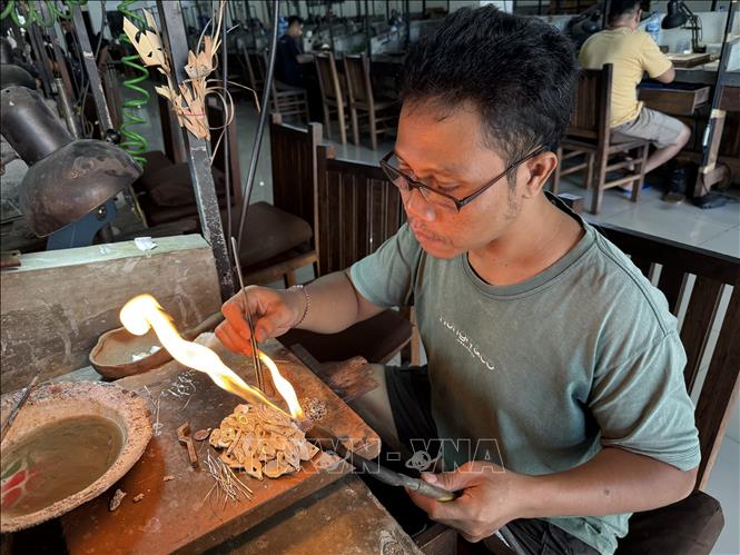 Người thợ đang thao tác chế tác đồ trang sức tại Batubulan Gianyar, Bali.  Ảnh: Đỗ Quyên-PV TTXVN tại Indonesia