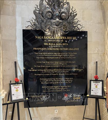 Chứng nhận bức tượng rồng bằng bạc nặng nhất thế giới. Ảnh: Đỗ Quyên-PV TTXVN tại Indonesia