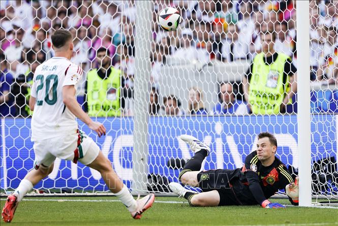 Thủ thành tuyển Đức Manuel Neuer (phải) phá bóng cứu nguy trong trận gặp tuyển Hungary ở Stuttgart, Đức ngày 19/6/2024. Ảnh: THX/TTXVN 