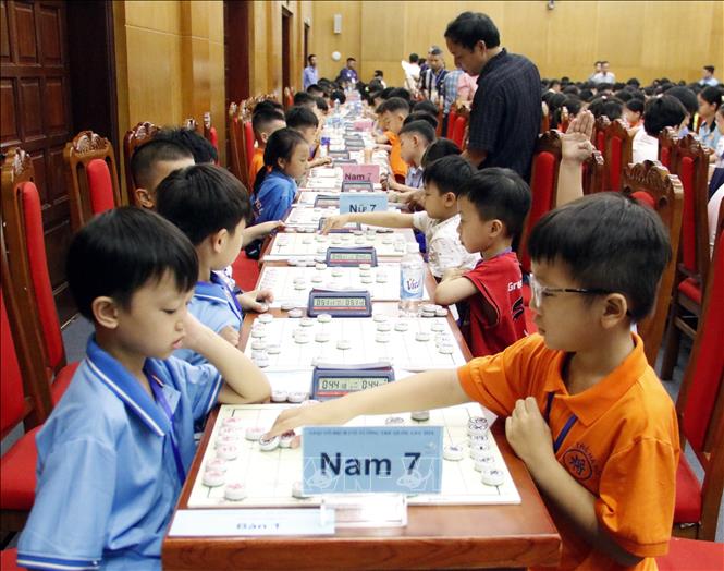Các kỳ thủ U7 thi đấu. Ảnh: Đồng Thúy-TTXVN