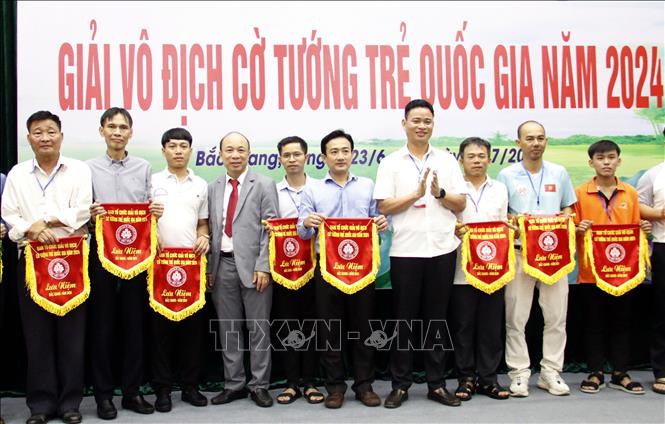Ban Tổ chức trao cờ lưu niệm cho các đoàn. Ảnh: Đồng Thúy-TTXVN