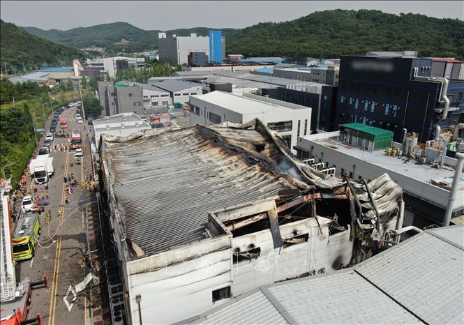 Hiện trường vụ cháy nhà máy sản xuất pin lithium ở Hwaseong, Hàn Quốc, ngày 24/6/2024. Ảnh: Yonhap/TTXVN
