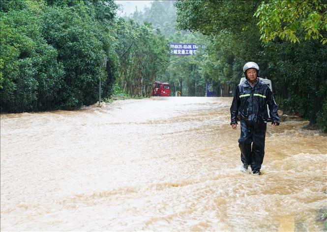 Cảnh ngập lụt sau những trận mưa lớn tại thành phố Hoàng Sơn, tỉnh An Huy, Trung Quốc, ngày 23/6/2024. Ảnh: THX/TTXVN
