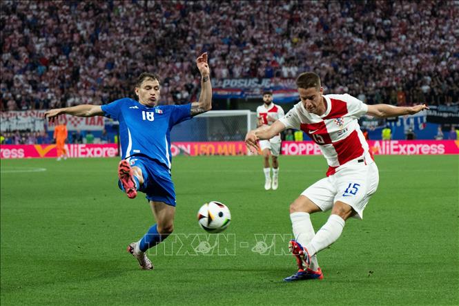 Tiền vệ Mario Pasalic (phải) của Croatia tranh bóng với cầu thủ tuyển Italy. Ảnh: THX/TTXVN