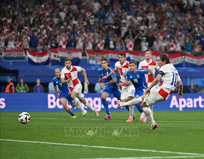 Tiền đạo Croatia Luka Modric (phải) đá hỏng quả phạt đền của đội nhà trong trận quyết chiến với Italy ngày 24/6. Ảnh: THX/TTXVN