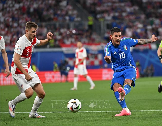 Tiền vệ số 10 Lorenzo Pellegrini của Italy sút bóng trong trận đối đầu với Croatia. Ảnh: THX/TTXVN
