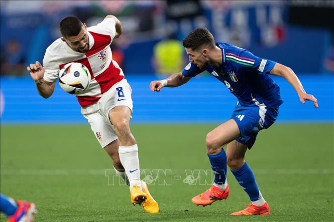 Tiền đạo Croatia Mateo Kovacic (trái) tranh bóng với tuyển thủ Italy Jorginho. Ảnh: THX/TTXVN