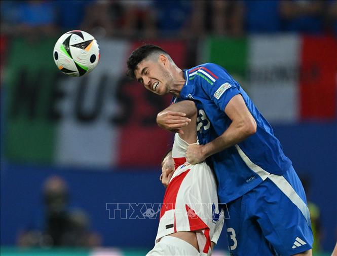 Hậu vệ Alessandro Bastoni (phải) của Italy tranh bóng bổng quyết liệt với tuyển thủ Croatia. Ảnh: THX/TTXVN