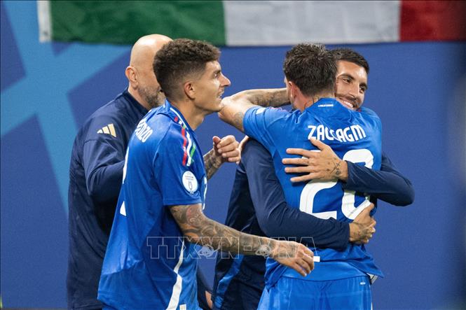 Tiền đạo Mattia Zaccagni (số 20) của Italy chia vui với đồng đội sau khi ghi bàn quyết định vào lưới Croatia. Ảnh: THX/TTXVN