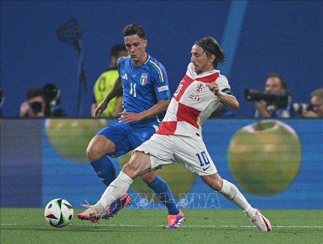 Tiền đạo Croatia Luka Modric (phải) tranh bóng với Giacomo Raspadori của Italy. Ảnh: THX/TTXVN