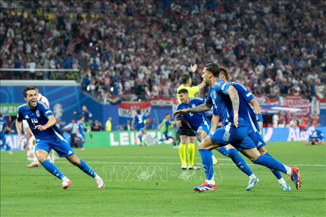 Các tuyển thủ Italy ăn mừng bàn thắng quyết định của Mattia Zaccagni vào lưới Croatia phút bù giờ cuối trận đấu. Ảnh: THX/TTXVN