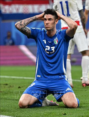 Hậu vệ Italy Alessandro Bastoni tiếc nuối một cơ hội của đội nhà trong trận quyết chiến với Croatia. Ảnh: THX/TTXVN