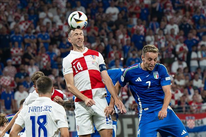 Tiền vệ Ivan Perisic (số 14) của Croatia nỗ lực khống chế bóng. Ảnh: THX/TTXVN