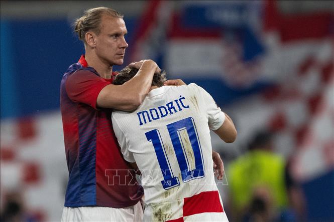 Thủ thành Croatia Domagoj Vida (trái) động viên Luka Modric sau khi trận quyết chiến với Italy kết thúc. Ảnh: THX/TTXVN