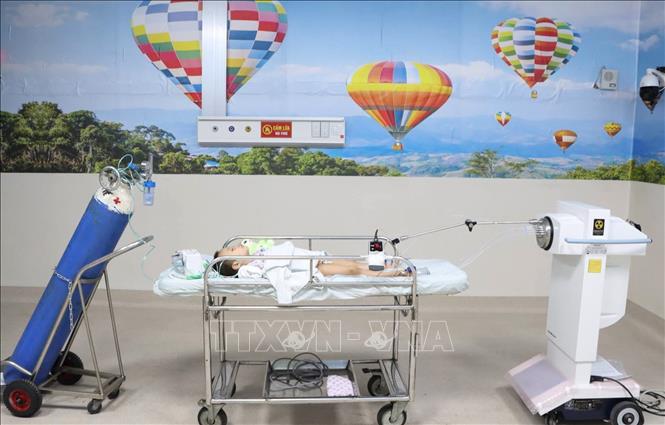 Bệnh nhi được điều trị, chăm sóc sau xạ trị áp sát tại Bệnh viện Ung bướu Thành phố Hồ Chí Minh. Ảnh: TTXVN phát