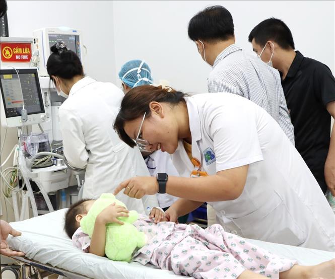 Bệnh nhi được điều trị, chăm sóc sau xạ trị áp sát tại Bệnh viện Ung bướu Thành phố Hồ Chí Minh. Ảnh: TTXVN phát