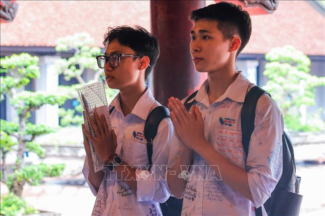 Thí sinh đến Khu di tích quốc gia đặc biệt Văn Miếu – Quốc Tử Giám cầu may mắn, làm bài tốt trong kỳ thi sắp tới. Ảnh: Hoàng Hiếu - TTXVN