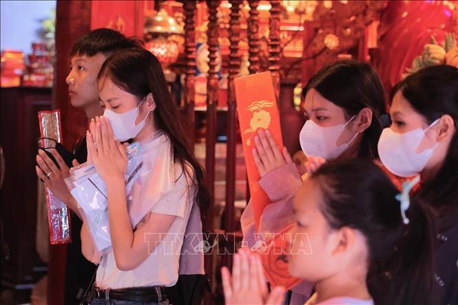 Nhiều thí sinh đến Khu di tích quốc gia đặc biệt Văn Miếu – Quốc Tử Giám cầu may, làm bài tốt trong kỳ thi sắp tới. Ảnh: Hoàng Hiếu - TTXVN