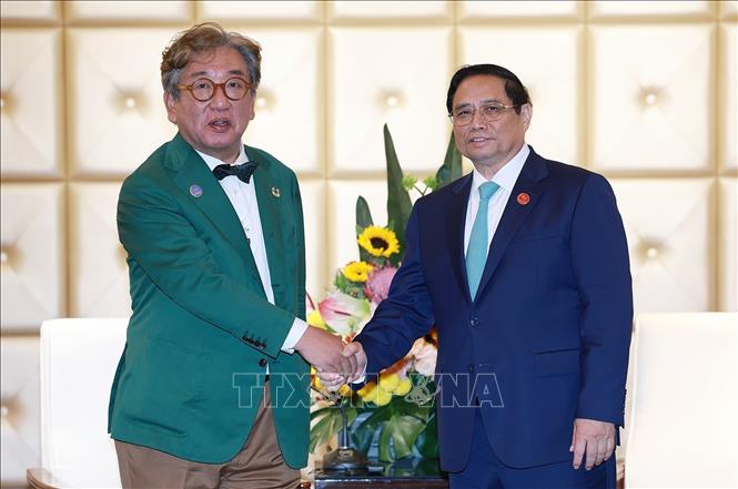 Prime Minister Pham Minh Chinh receives Kim Sang-hyup, co-chair of the Presidential Commission on Carbon Neutrality and Green Growth of the Republic of Korea (RoK) in Dalian city, China’s Liaoning province on June 25. VNA Photo: Dương Giang