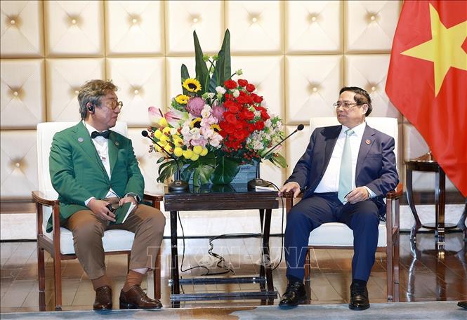Prime Minister Pham Minh Chinh receives Kim Sang-hyup, co-chair of the Presidential Commission on Carbon Neutrality and Green Growth of the Republic of Korea (RoK) in Dalian city, China’s Liaoning province on June 25. VNA Photo: Dương Giang