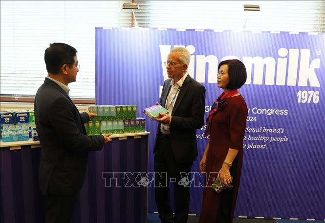 Ông Richard Hall (giữa), Chủ tịch Hội nghị Sữa toàn cầu đánh giá cao mô hình sản xuất xanh và thông điệp của Vinamilk tại hội nghị. Ảnh: Phong Hà - PV TTXVN tại Anh