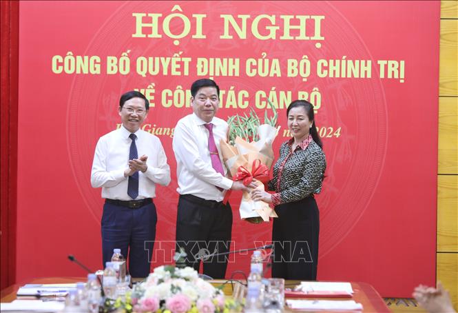 Phó Bí thư Thường trực tỉnh ủy tỉnh Bắc Giang Lê Thị Thu Hồng (phải) tặng hoa chúc mừng đồng chí Nguyễn Văn Gấu nhận trọng trách mới. Ảnh: Danh Lam -TTXVN