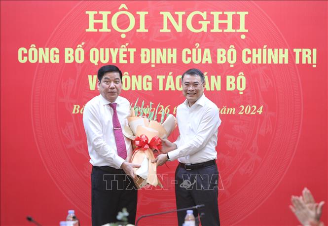 Đồng chí Lê Minh Hưng (phải), Ủy viên Bộ Chính trị, Bí thư Trung ương Đảng, Trưởng Ban Tổ chức Trung ương, tặng hoa chúc mừng. Ảnh: Danh Lam -TTXVN