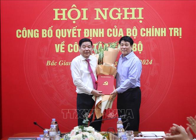 Đồng chí Lương Cường (phải), Ủy viên Bộ Chính trị, Thường trực Ban Bí thư tặng hoa và trao quyết định cho đồng chí Nguyễn Văn Gấu nhận trọng trách mới. Ảnh: Danh Lam -TTXVN