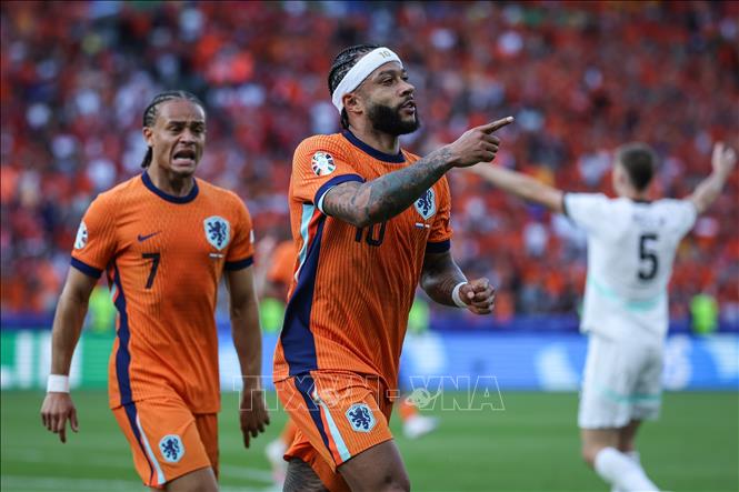 Cầu thủ Memphis Depay (phía trước) ăn mừng sau khi ghi bàn thắng cân bằng tỉ số 2-2 cho Hà Lan. Ảnh: THX/TTXVN