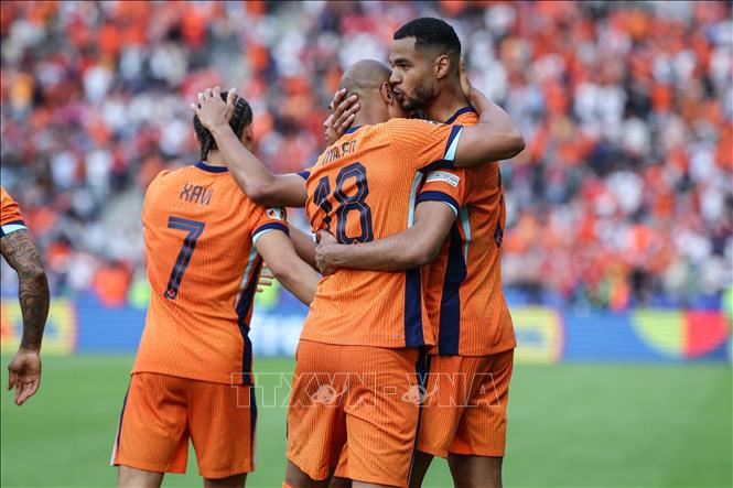 Cầu thủ Cody Gakpo (phải) ăn mừng cùng đồng đội sau khi ghi bàn thắng gỡ hòa 1-1 cho Hà Lan ở phút 47. Ảnh: THX/TTXVN
