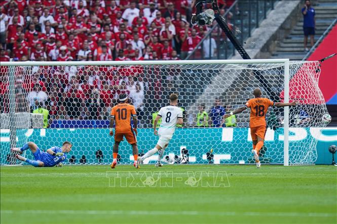 Phút 75, tiền đạo Depay Memphis Depay (số 10) tung cú dứt điểm ghi bàn thắng cân bằng tỉ số 2-2 cho đội tuyển Hà Lan. Ảnh: THX/TTXVN