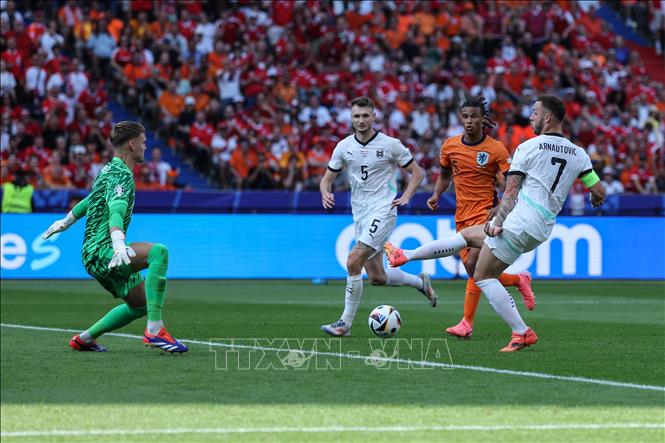 Pha sút bóng của cầu thủ Marko Arnautovic (phải) đội tuyển Áo. Ảnh: THX/TTXVN