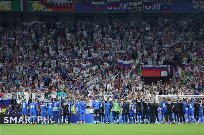 Các cầu thủ Slovenia chào các cổ động viên sau trận đấu. Ảnh: THX/TTXVN