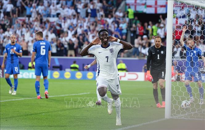 Bukayo Saka (số 7) của Anh sau pha đệm bóng tung lưới Slovenia, tuy nhiên bàn thắng bị từ chối do lỗi việt vị của người chuyền bóng cho anh là Phil Foden. Ảnh: THX/TTXVN
