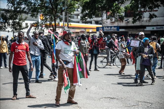 Người biểu tình phản đối dự luật tăng thuế gây bạo động tại Nairobi, Kenya, ngày 25/6/2024. Ảnh: THX/TTXVN