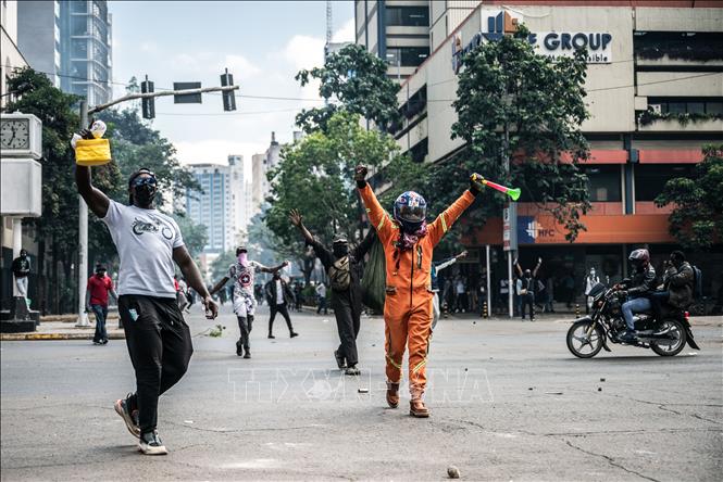Người biểu tình phản đối dự luật tăng thuế gây bạo động tại Nairobi, Kenya, ngày 25/6/2024. Ảnh: THX/TTXVN