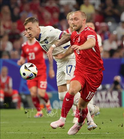 Pha tranh bóng giữa tiền vệ Christian Eriksen (phải) của Đan Mạch và Ivan Ilic của Serbia. Ảnh: THX/TTXVN