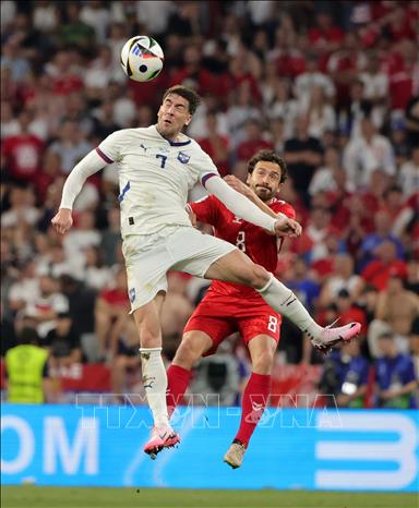 Pha tranh bóng giữa tiền vệ Thomas Delaney (phải) của Đan Mạch và Dusan Vlahovic của Serbia. Ảnh: THX/TTXVN
