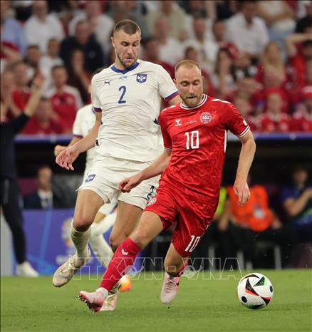 Pha tranh bóng giữa tiền vệ Christian Eriksen (phải) của Đan Mạch và tuyển thủ Strahinja Pavlovic của Serbia. Ảnh: THX/TTXVN