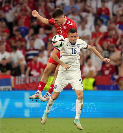 Pha tranh bóng giữa hậu vệ Joakim Maehle (trái) của Đan Mạch và tiền vệ Srdan Mijailovic của Serbia. Ảnh: THX/TTXVN