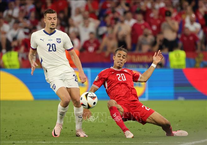 Pha tranh bóng giữa tiền đạo Yussuf Poulsen (phải) của Đan Mạch với tiền vệ Serbia Sergej Milinkovic-Savic. Ảnh: THX/TTXVN