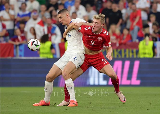 Pha tranh bóng giữa tiền đạo Rasmus Hojlund (phải) của Đan Mạch với hậu vệ Serbia Nikola Milenkovic. Ảnh: THX/TTXVN