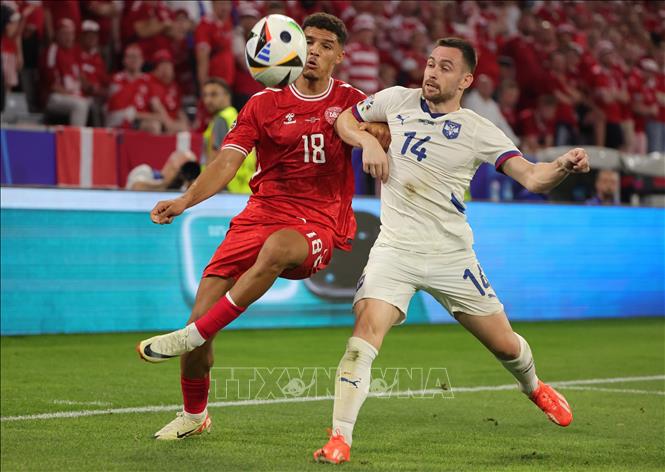 Pha tranh bóng giữa hậu vệ Alexander Bah (trái) của Đan Mạch với tiền đạo Serbia Andrija Zivkovic. Ảnh: THX/TTXVN