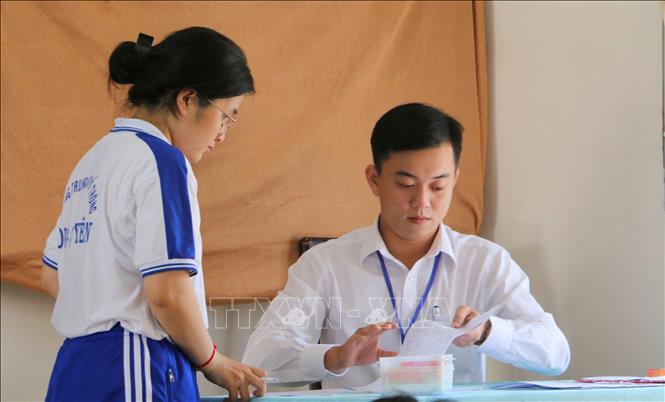 Thí sinh tại điểm thi trường THPT Long Xuyên, thành phố Long Xuyên, tỉnh An Giang kiểm tra lại thông tin cá nhân trước kỳ thi. Ảnh: Công Mạo-TTXVN