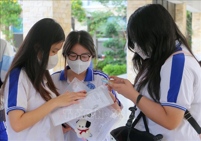 Thí sinh tại điểm thi trường THPT Long Xuyên, thành phố Long Xuyên, tỉnh An Giang kiểm tra lại thông tin cá nhân trước kỳ thi. Ảnh: Công Mạo-TTXVN