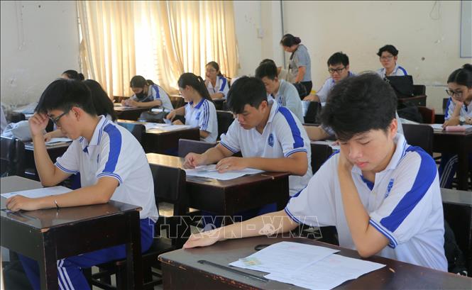 Thí sinh tại điểm thi trường THPT Long Xuyên, thành phố Long Xuyên, tỉnh An Giang kiểm tra lại thông tin cá nhân trước kỳ thi. Ảnh: Công Mạo-TTXVN